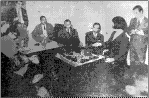 La arquitecta Graciela Hidalgo explicando a los periodistas de diario Los Andes el proyecto de remodelación de la Plaza San Martín.