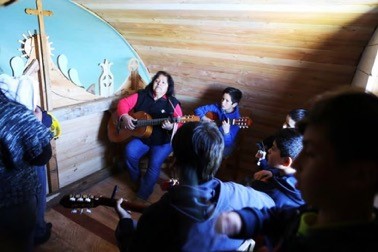 Coro utilizado por el grupo folclórico de la escuela, 2018.